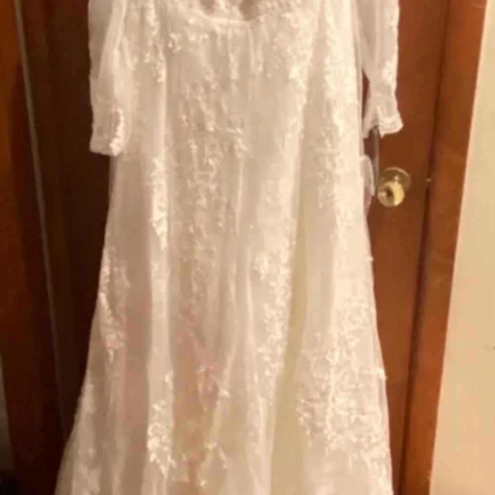 *NEW* wedding dress - Picture 4 of 5